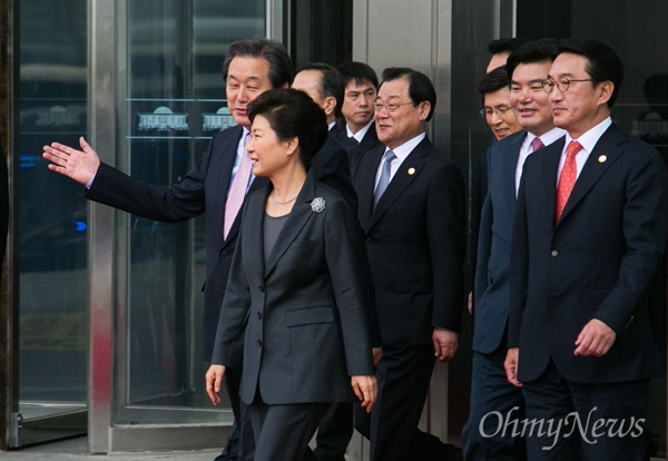  27일 국회 시정연설에서 역사교과서 국정화의 당위성을 강조한 박근혜 대통령이 김무성 새누리당 대표의 배웅을 받으며 국회 본관을 나서고 있다. 왼쪽부터 김 대표, 박 대통령, 이병기 대통령비서실장, 황교안 국무총리, 원유철 새누리당 원내대표, 현기환 청와대 정무수석.