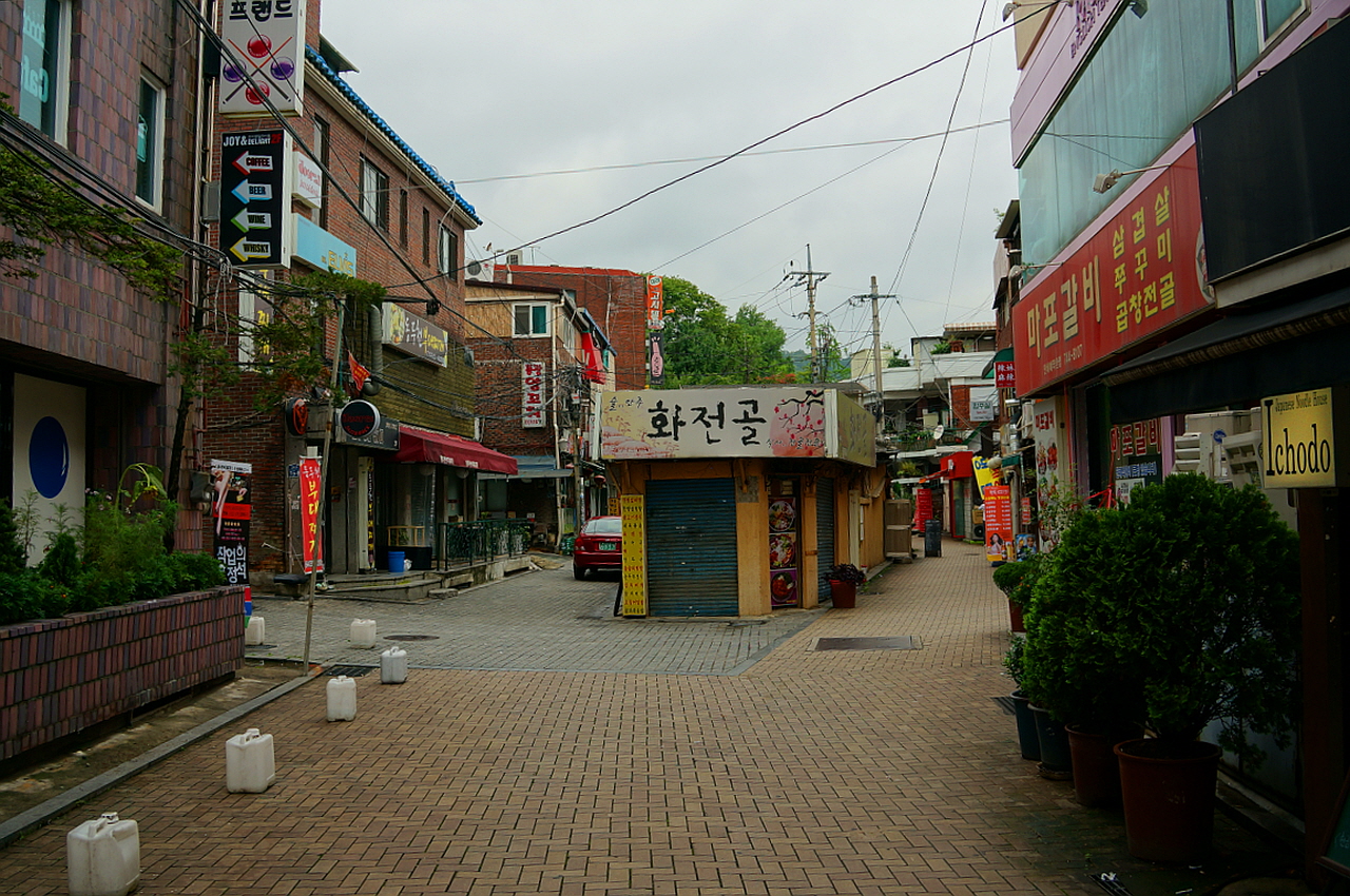 성균관 앞 대학촌 조선 대학촌, 반촌은 사라졌지만 반촌 자리에 성균관대학교 대학촌이 형성되었다. 하숙집 대신 고시텔이 많아지고 유생 대신 대학생들이 들락거리는 식당, 주점이 즐비하다 