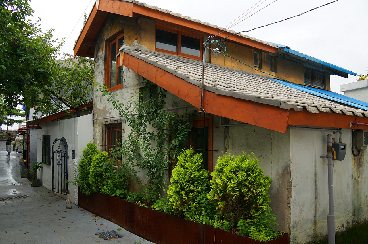 외형이 일제가 남긴 적산가옥과 유사하나 대한주택영단에 의해 지어진 일본식 연립주택이다 