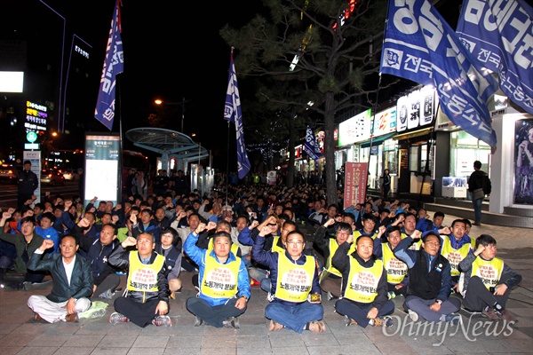  민주노총 경남본부는 27일 저녁 창원 정우상가 앞에서 '뒤집자, 재벌 세상. 나쁜 정부. 경남노동자 결의대회'를 열었다.
