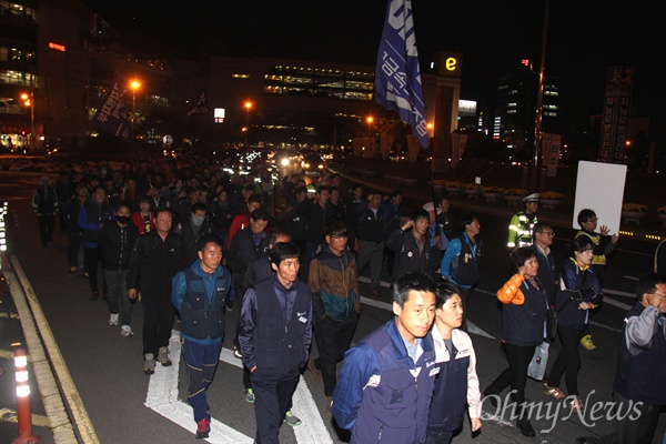  민주노총 경남본부는 27일 저녁 창원 정우상가 앞에서 '뒤집자, 재벌 세상. 나쁜 정부. 경남노동자 결의대회'를 열고 상남동 분수광장까지 거리행진했다.