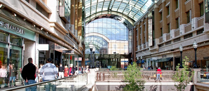 메이시스 백화점 등이 입점한 시티 크릭에 있는 쇼핑 센터 모습