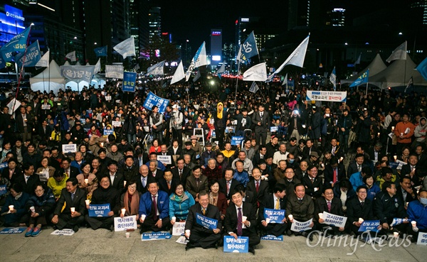 27일 오후 서울 광화문광장에서 역사교과서 국정화 반대 결의대회 및 시민사회 문화제가 열리고 있다. 