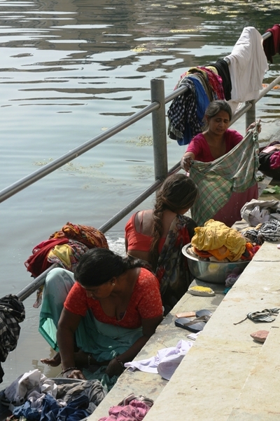 강가에서 빨래를 하는 여인들의 모습은 인도 어디든 어렵지 않게 볼 수 있다.
