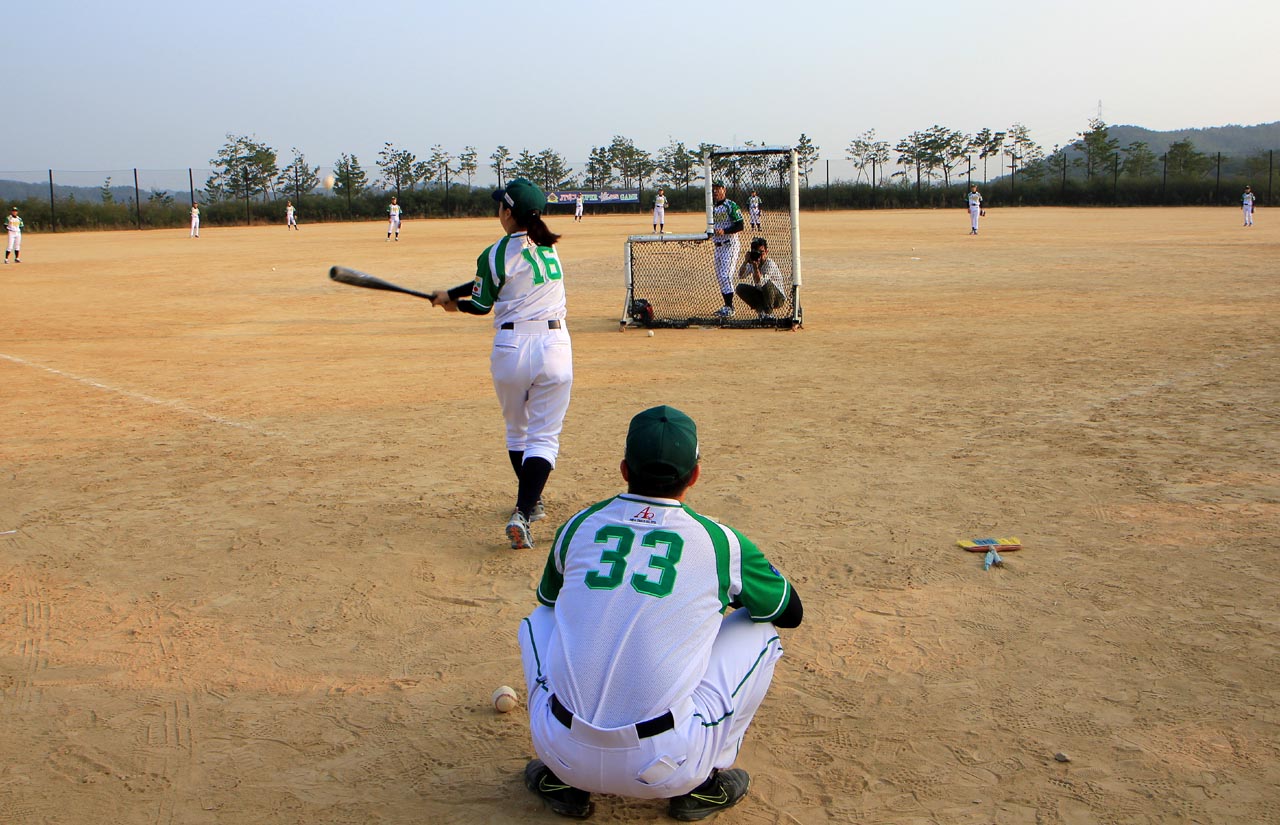 10월 24일 부산 기장군 도예촌 야구장에서 시범경기를 하고 있는 부산가정법원 보호소년야구단