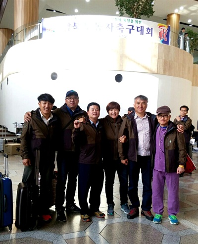 평양에서 열리는 남북노동자 통일축구대회에 참석하는 경남 출신 조합원들이 28일 오전 김포공항에 있는 펼침막 앞에서 기념사진을 찍었다.