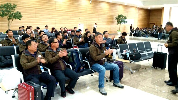 28~31일 사이 평양에서 열리는 남북노동자 통일축구대회 참가자들이 출발에 앞서 28일 오전 김포공항에서 교육을 받고 있다.