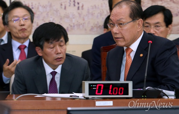 황우여 '비밀 TF 운영 의혹' 답변은? 국정화 확정고시 강행 의지를 밝힌 황우여 사회부총리 겸 교육부 장관이 28일 국회 교육문화체육관광위원회의 전체회의에 나와 새정치민주연합 등 야당 의원들의 '국정화 비밀 TF 운영' 의혹에 관한 추궁에 답변을 준비하고 있다. 