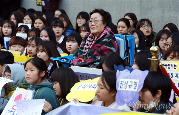 10월 28일 오후 서울 중화동 일본대사관 앞에서 일본군위안부 문제 해결을 위한 1202차 수요집회가 초-중-고-대학생과 시민들이 참석한 가운데 열리고 있다.
