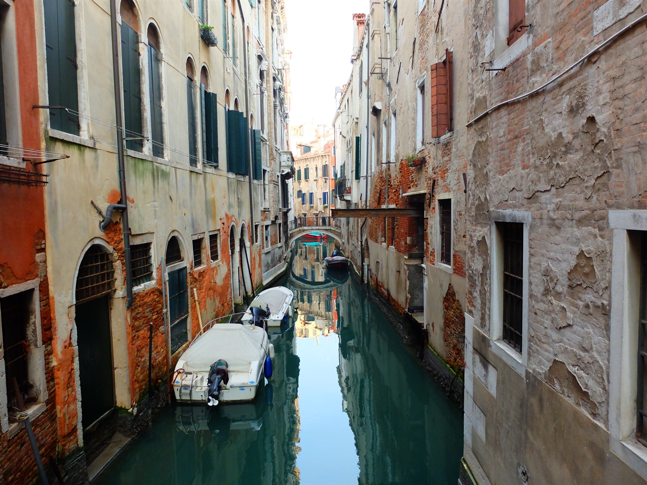 골목 구석구석까지 이어져 있는 작은 운하들을 건널 때마다 생전 처음 보는 풍경이 자꾸 발걸음을 멈추게 하는 곳. 여기는 베네치아 입니다. 