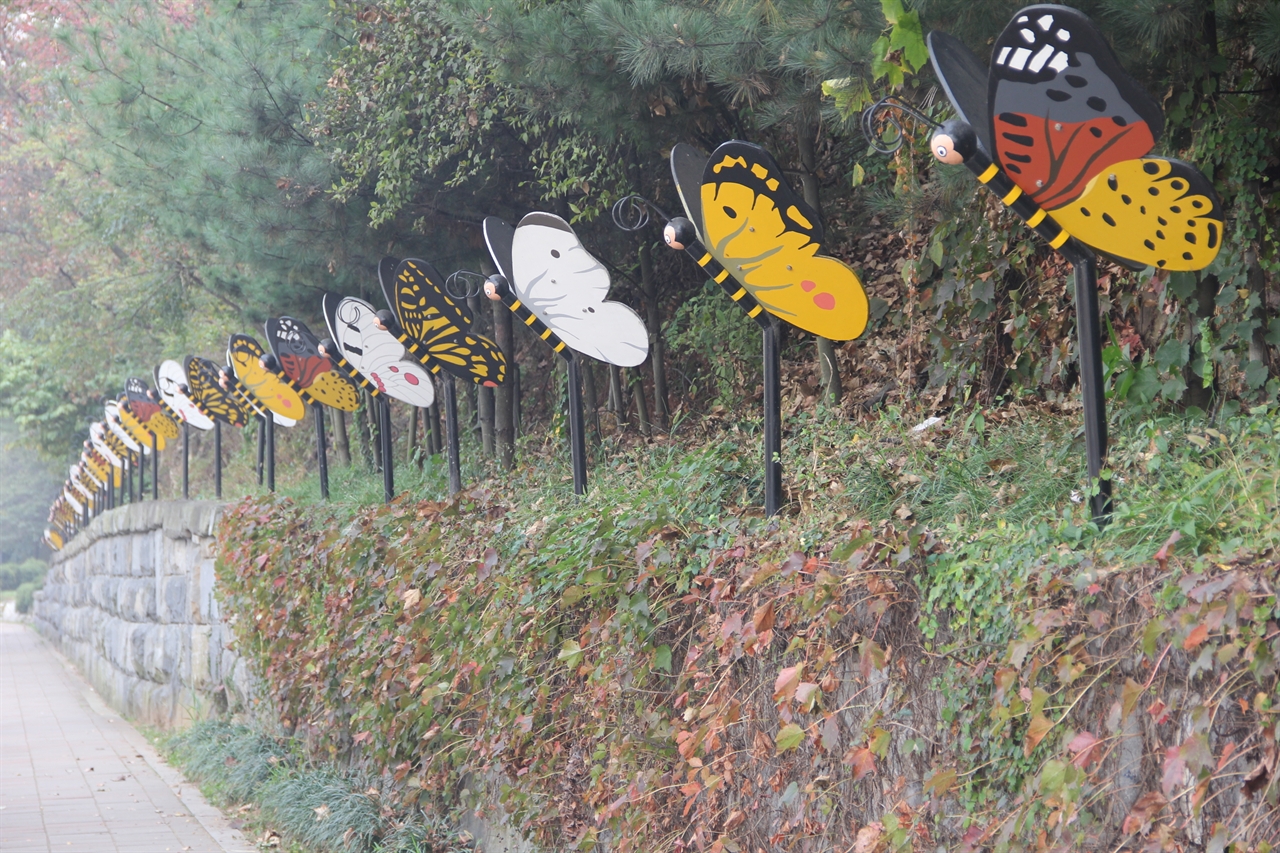 나비공원 입구에는 나비 모양의 조형물이 설치돼 있다.