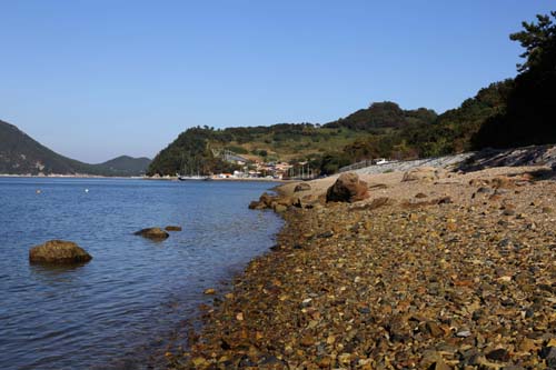 몽돌해변에서 본 하화마을과 선착장. 몽돌해변은 꽃섬길에서 유일하게 바닷가를 따라가는 코스다.