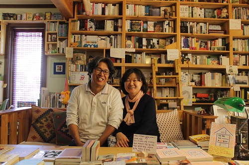 왼쪽이 남편 김병록, 오른쪽이 부인 백창화 씨다. 서점 곳곳은 책 소개 문구로 가득하다.