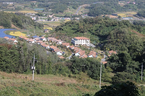 괴산군 칠성면 미루마을 전경이다. 김병록 씨 부부의 서점은 마을 입구에 위치해 있다.
