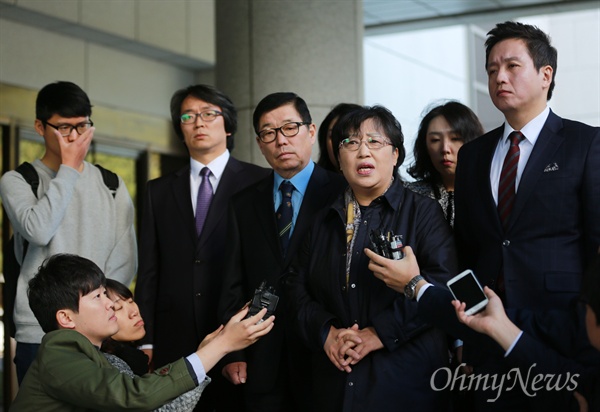 윤일병 폭행 사건 유가족 "대법원 파기환송 유감" 대법원이 '윤일병 폭행 사건' 살인 등 혐의로 기소된 가해병사들에게 징역 12~35년을 선고한 원심을 깨고 사건을 고등군사법으로 파기환송한 가운데, 29일 오전 서울 서초구 대법원에서 판결을 지켜본 유가족과 임태훈 군인권센터소장이 기자회견을 열어 입장을 밝히고 있다.
이날 유가족은 "대법원 판결은 전체적으로 수긍하지만, (주범 이 병장을 제외한) 나머지 종범들에 대한 파기환송은 매우 유감으로 생각한다"고 밝혔다. 