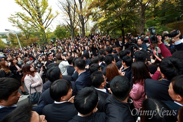 이화여대에 사복경찰 대거 투입 29일 오후 서울 이화여대 대강당에서 열리는 전국여성대회에 박근혜 대통령이 축사를 위해 방문하는 가운데, 역사교과서 국정화와 쉬운해고 등 노동개악에 반대하는 이대생들이 방문반대 시위를 벌였다. 학생들이 대통령에게 자신들의 의사를 전달하겠다며 대강당으로 이동하자 사복경찰들이 대거 투입되어 학생들을 저지했다. 이 과정에서 학내 곳곳에서 충돌이 벌어져 일부 학생들이 넘어져 부상을 당하기도 했다.