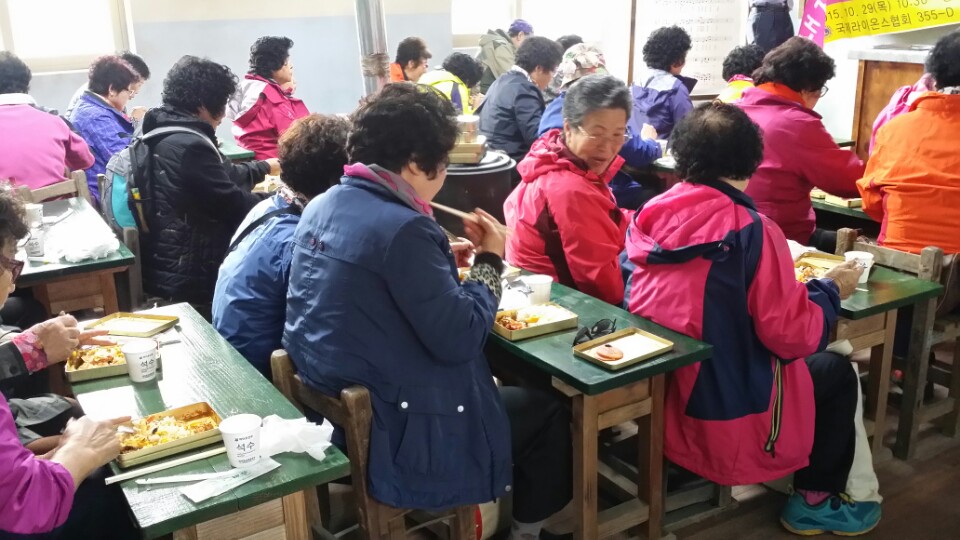 장생포고래문화마을에 만들어져 있는 장생포초등학교 옛 교실에서 옛날식 도시락으로 점심을 들고 있는 학생들 
