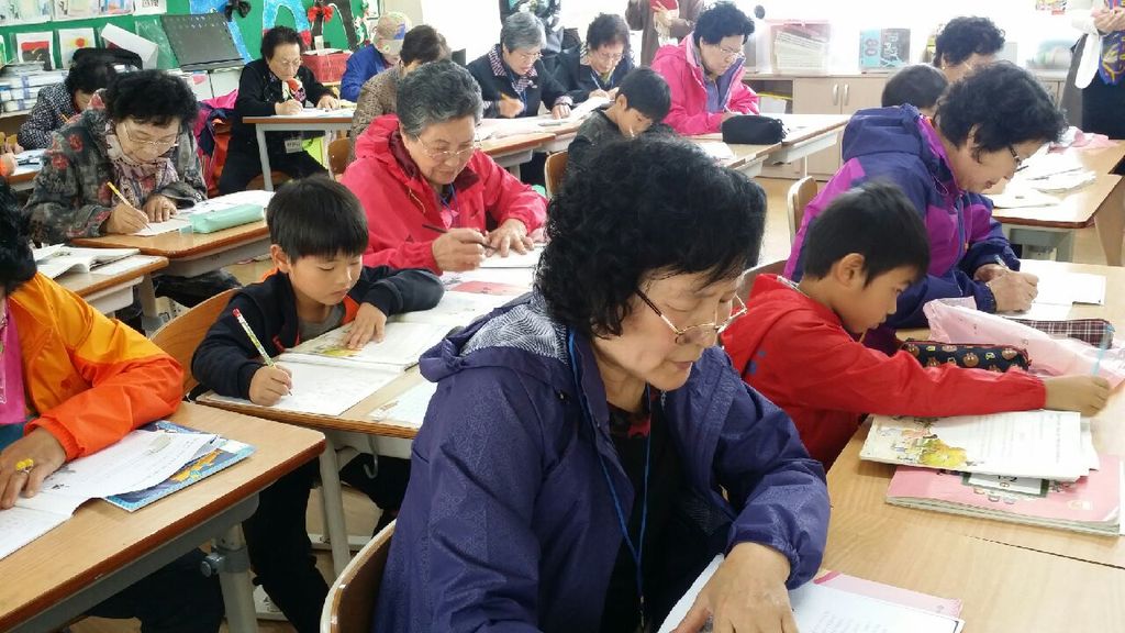29일 오전, 성인 초등학력인정기관인 울산푸른학교 늦깎이 학생들이 울산 남구 장생포초등학교에서 초등학생들과 수업을 받고 있다
