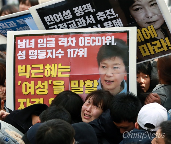 29일 오후 서울 이대 교정에서 한 이대생이 경찰에게 제지당해 눈물을 흘리는 모습.