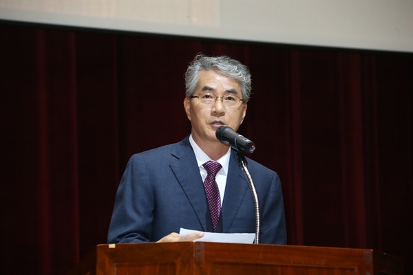 박종훈 경남도교육감이 지난해 10월 29일 창신대학교 대강당에서 초.중학교 교장을 대상으로 연 행복학교 연수회에서 인사말을 하고 있다.