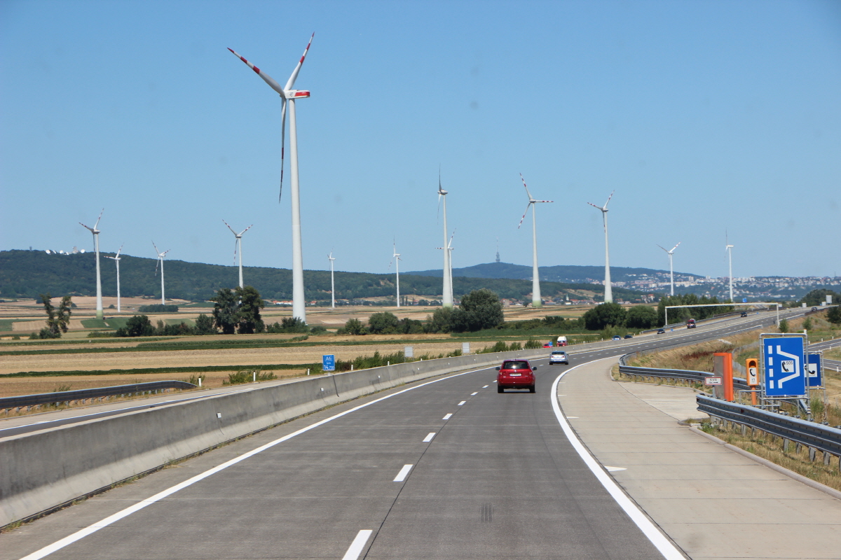 고속도로변의 풍력발전기
