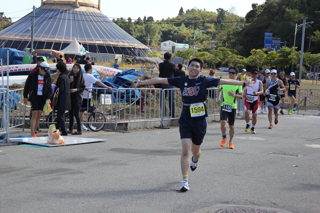 달리기 10km 완주 후 결승점으로 들어오는 첫째 아들