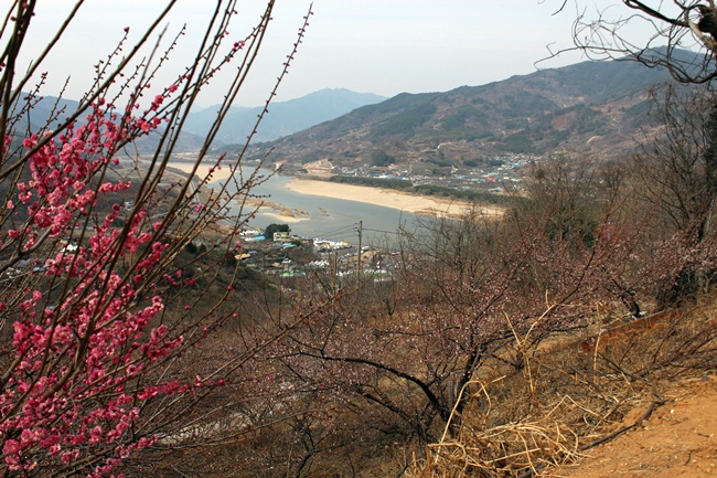  우리네 삶의 일부인 섬진강입니다.