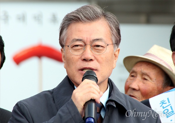 지난 10월 30일 오후 대전역 광장에서 열린 '새정치민주연합 역사 교과서 국정화 반대 서명운동'에 참석, 발언을 하고 있는 문재인 대표.