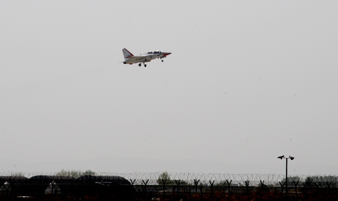 광주 광산구 상공을 날고 있는 전투비행기.