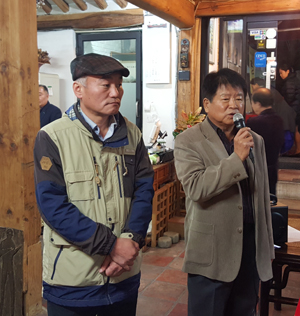 공동 저자 김학민(오른쪽), 이창훈(왼쪽) 씨가 내빈에게 인사를 하고 있다.