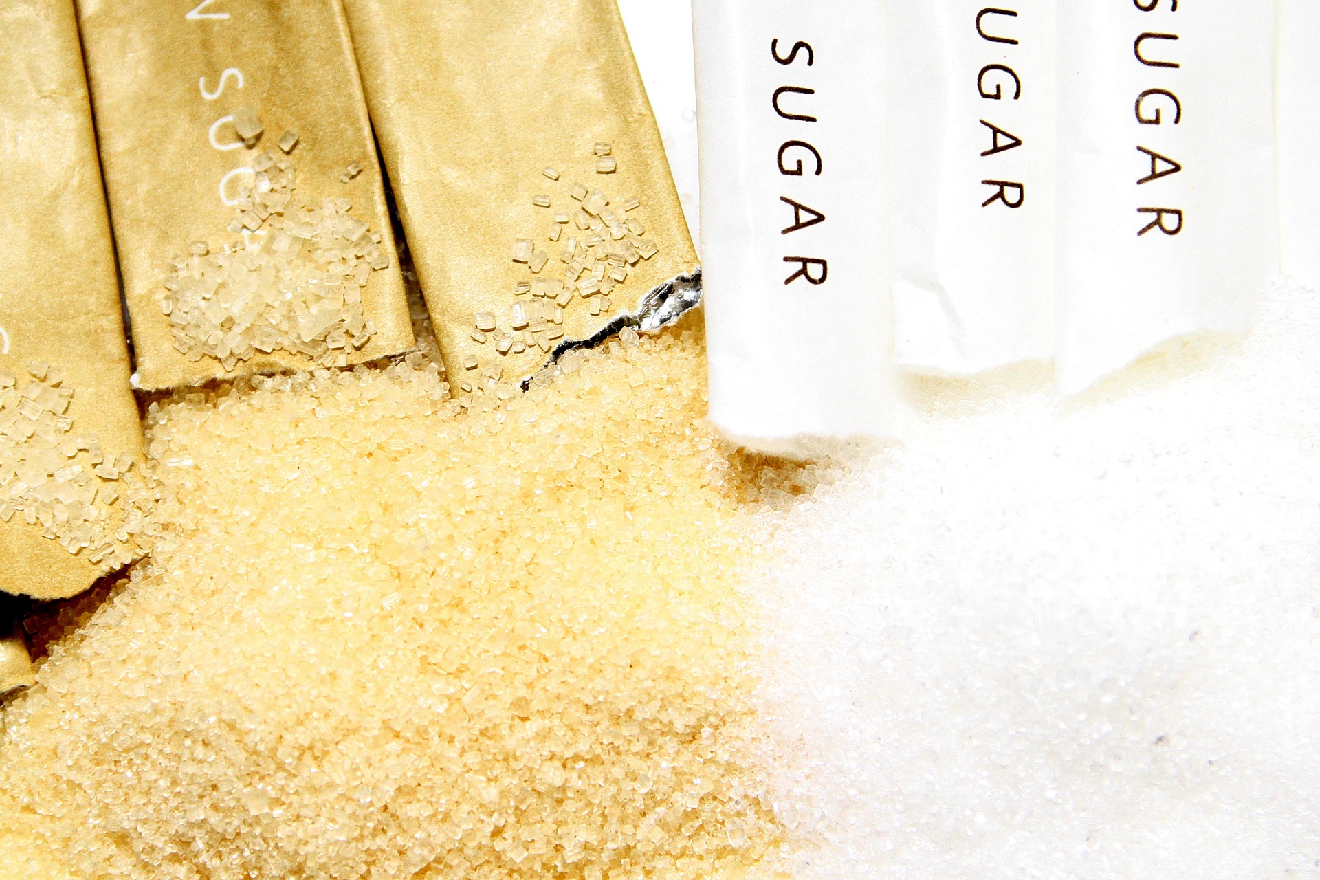 설탕은 순백의 하얀색을 만들기 위해 표백 과정을 거치면서 무려 20가지 이상의 화학약품이 들어간다. 
