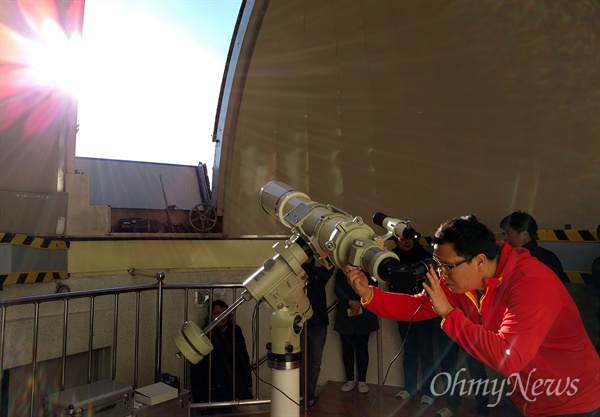 박찬영 한국천문연구원 연구원이 10월 30일 소백산 천문대에서 150mm 굴절 망원경으로 태양 흑점을 관측하고 있다.