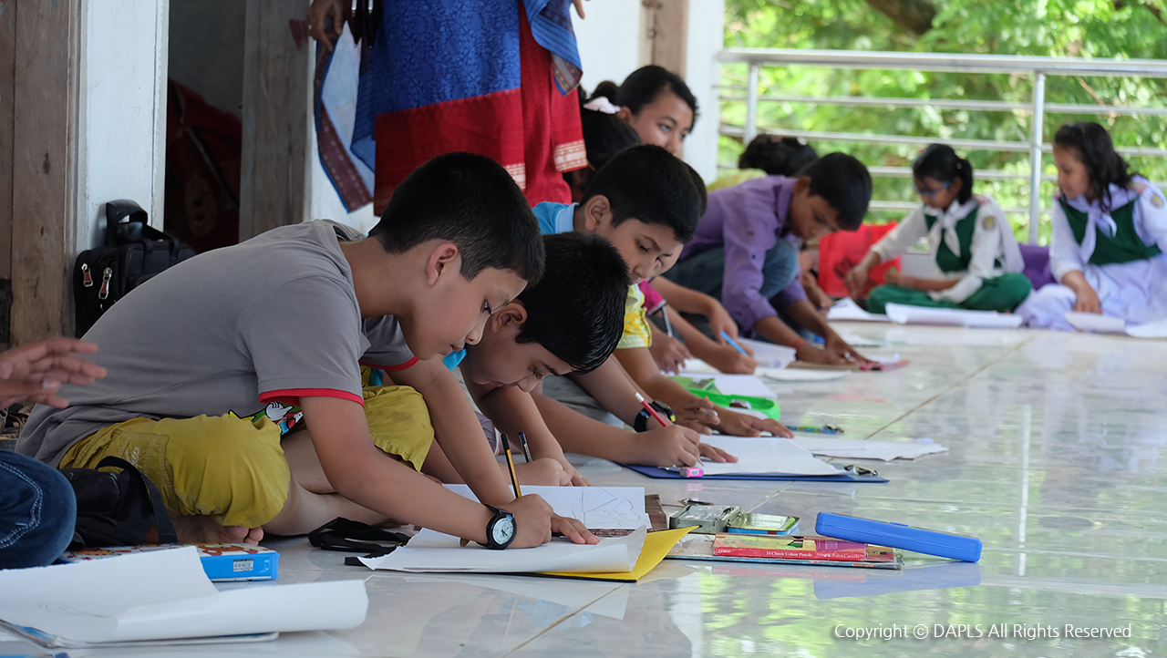 국제 아트 비엔날레 콕스바잘에서 열린 어린이 그림 그리기 행사 