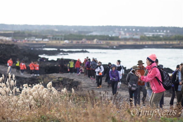  2015 제주올레걷기축제 첫날인 30일 출발점인 김녕성세기해변에서 출발한 올레꾼의 행렬이 월정리로 향하고 있다.  