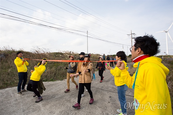  2015 제주올레걷기축제 첫날인 30일 김녕성세기해변~제주해녀박물관 코스에서 자원봉사자들이 참가자들과 림보를 하며 흥을 돋우고 있다. 