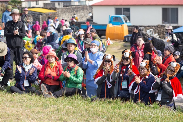  2015 제주올레걷기축제 첫날인 30일 김녕성세기해변~제주해녀박물관 코스 중 한동리정자에서 열린 '올레 오카리나 동아리'의 공연에 축제 참가자들이 환호하고 있다. 