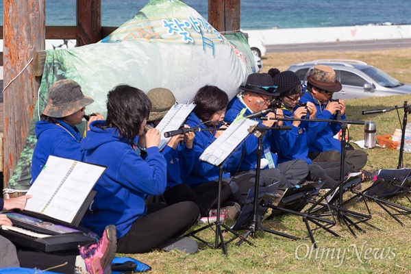  2015 제주올레걷기축제 첫날인 30일 한동리 정자에서 '올레 오카리나 동아리' 회원들이 축제 참가자들을 위해 공연을 펼치고 있다. 