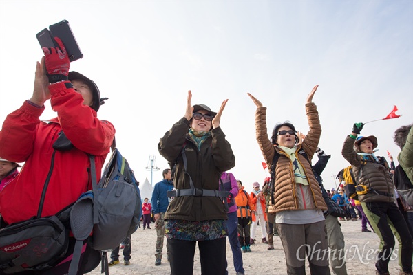  2015 제주올레걷기축제 첫날인 30일 출발점인 김녕성세기해변에서 평대초등학교 5~6학년으로 구성된 '뱅밴드'의 공연에 참가자들이 박수를 치며 환호하고 있다. 