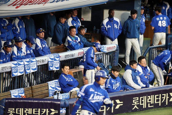  31일 서울 잠실야구장에서 열린 2015프로야구 한국시리즈 5차전 삼성라이온즈-두산베어스 경기. 삼성이 2-13으로 뒤진 9회초 삼성 선수들이 풀 죽은 표정으로 앉아 있다. 