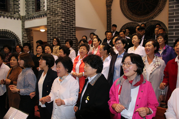 태안성당 ‘50주년성가대’의 율동을 곁들인 즐거운 연습 모습. 20대부터 70대까지 고루 참여했다. 
