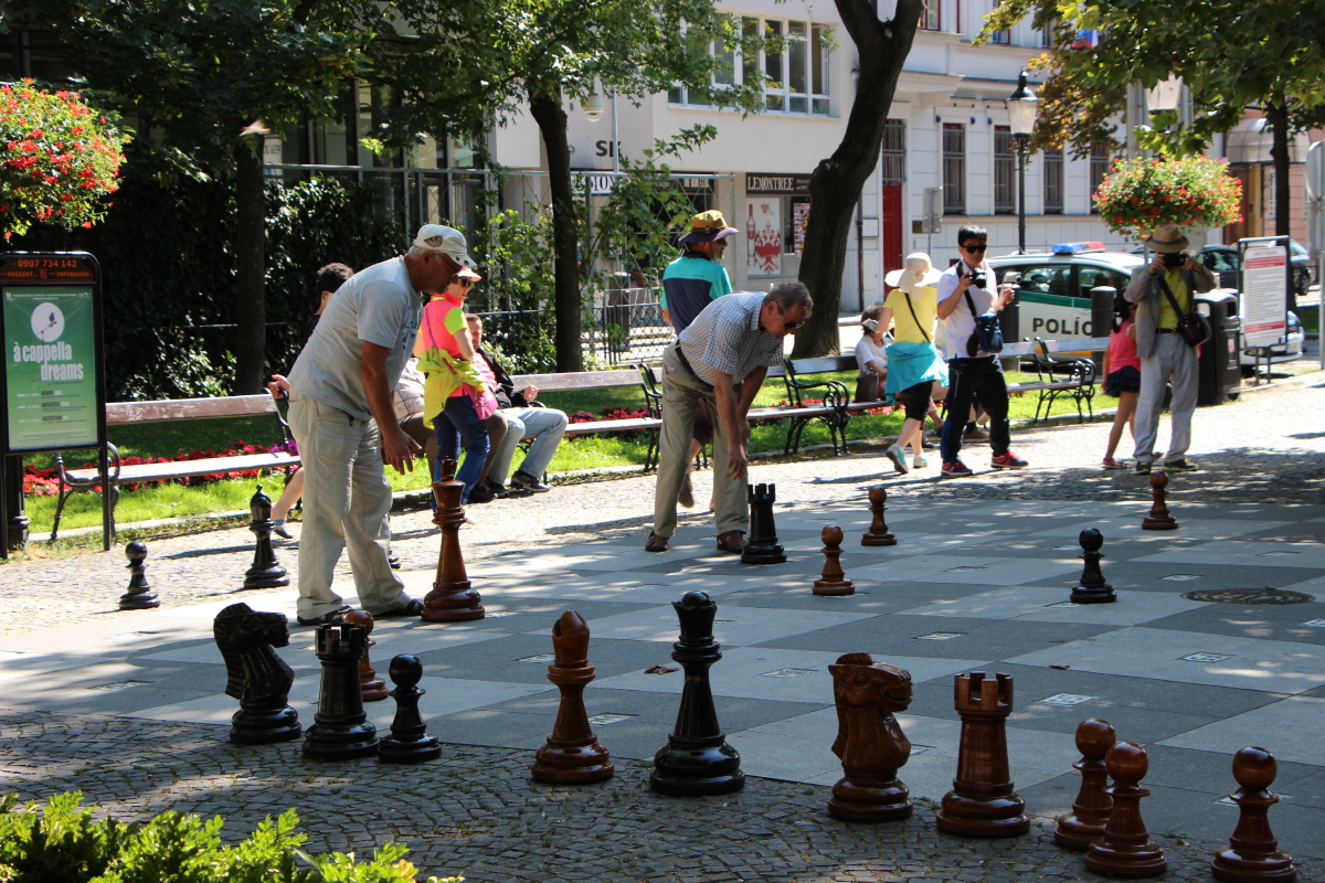 광장에서 체스 놀이하는 사람