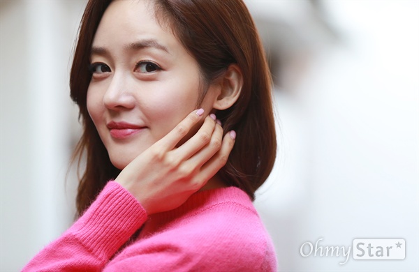  영화 <미안해 사랑해 고마워>에서 서정 역의 배우 성유리가 27일 오후 서울 삼청동의 한 카페에서 포즈를 취하고 있다.