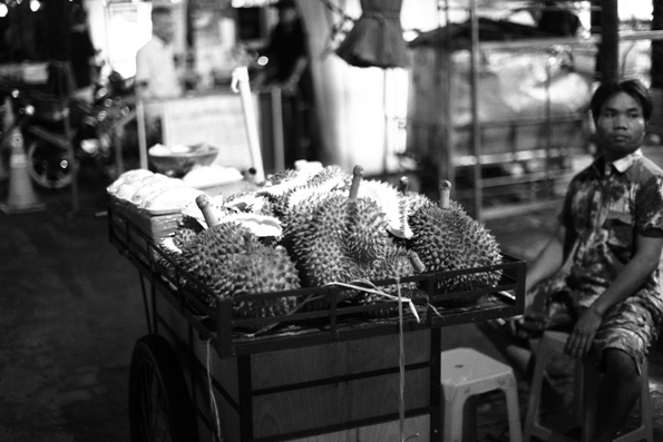 거리에서 열대과일 두리안을 파는 방콕의 상인. 두리안이 뿜어내는 향기는 매우 독특해서 그걸 싫어하는 외국인이 적지 않다.