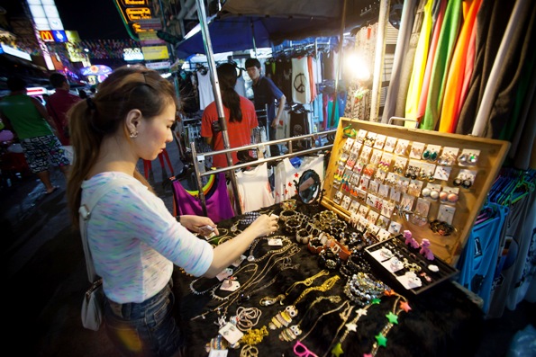 '여행자 거리'로 불리는 방콕의 카오산로드에는 조잡한 액세서리를 파는 것으로 생활을 유지하는 이들이 많다.