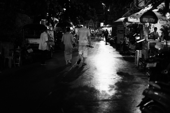 새벽녘 방콕 거리. 대부분의 태국인들은 잠들고 싶어하지만, 무언가로 인해 잠들지 못한다. 