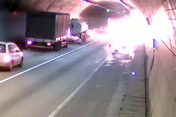 지난 10월 26일 낮 경북 상주시 낙동면 중부내륙고속도로 상주터널 안에서 급정거하던 3.5t 트럭이 기울면서 적재함에 있던 시너가 바닥으로 쏟아져 폭발하고 있다. 