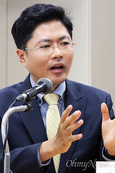 김광진 의원이 토론회 도중 발언하고 있다.