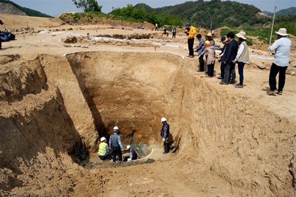  고려시대 보물급 유물이 나온 수몰예정지인 금강마을 금강사 경내 우물터를 발굴하고 있는 현장의 모습