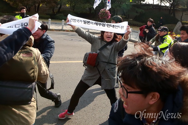 "굴욕 한일회담 반대" 청와대 기습시위 박근혜 대통령과 아베 일본총리가 한일정상회담을 진행중인 2일 오전 청와대 분수대광장에서 역사동아리 소속 대학생 16명이 "굴욕적인 한일정상회담 중단" "아베는 침략전쟁 사죄하라" 등의 구호를 외치며 기습시위를 벌이다 전원연행되었다.