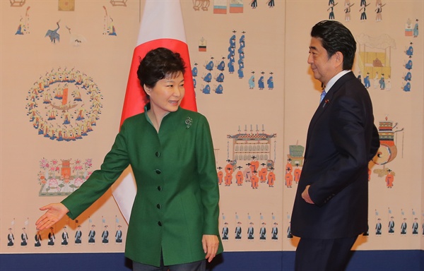 박근혜 대통령이 지난해 11월 2일 오전 청와대를 방문한 아베 신조 일본 총리에게 기념촬영 자리를 안내하고 있다.